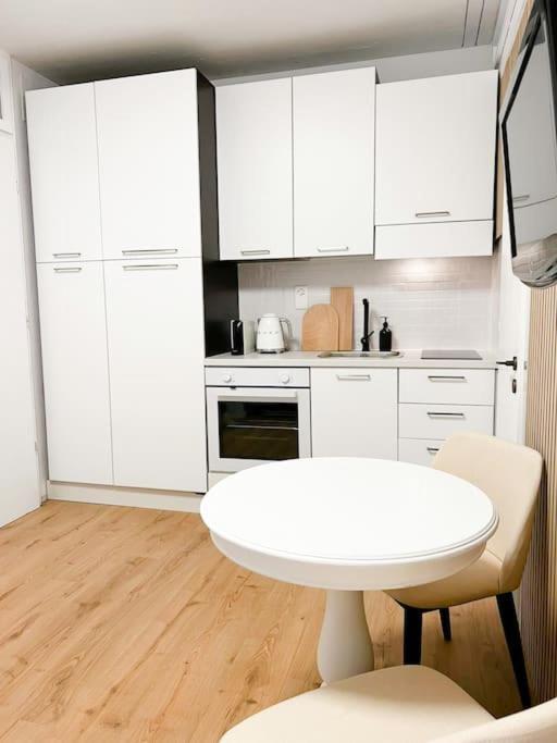 Bright Tiny Studio - Shared Pool & Sauna - Free Parking - Air Condition Muralto 外观 照片
